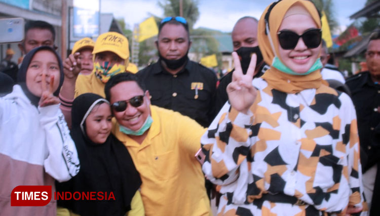 Foto Hj Zohra Yolanda Mus saat mendampingi Aliong Mus berkampanye (Foto Husen Hamid TIMES Indonesia)