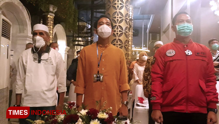 Calon Wali Kota Solo Gibran Rakabuming Raka menghadiri deklarasi Pendekar Pendukung Berat Gibran-Teguh di Jalan Kyai Mojo Pasarkliwon Solo, Senin malam (2/11/2020). (Foto: Muhamad Shidiq/Times Indonesia)