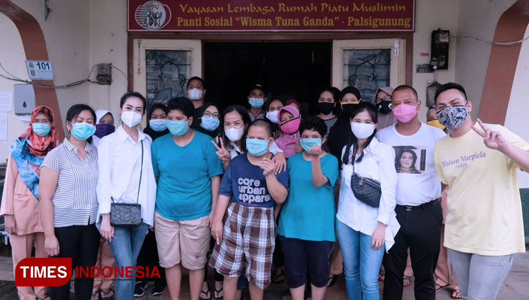 Let's Share dan Raskara foto bersama Pengasuh, Pengurus serta Anak-anak Panti Sosial Wisma Tuna Ganda pada Minggu (1/11). (Foto: Fahmi/TIMES Indonesia) 
