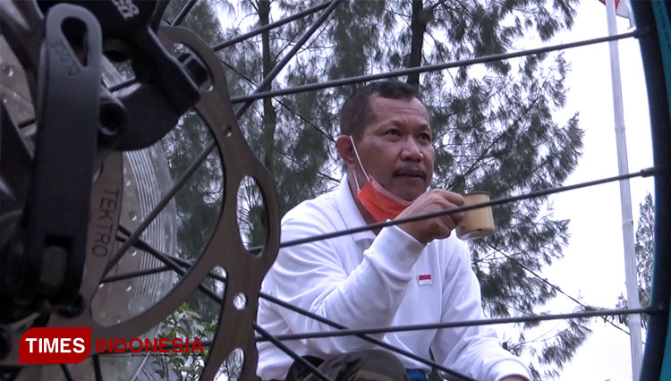 Paduan-hangatnya-kopi-dan-sejuknya-Bromo-2.jpg