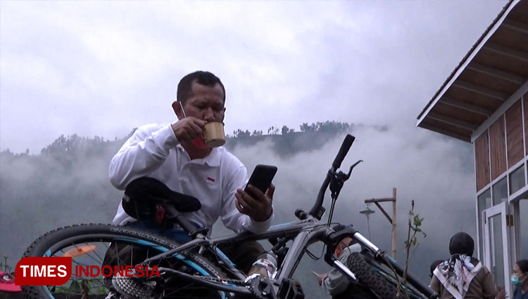 Paduan-hangatnya-kopi-dan-sejuknya-Bromo-3.jpg