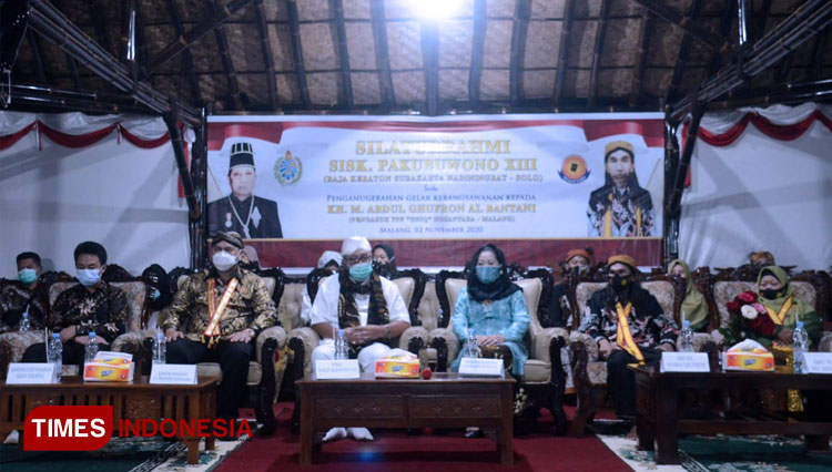 Pakubuwono XIII Beri Anugerah Kebangsawanan kepada KH M Abdul Ghofur Al Bantani