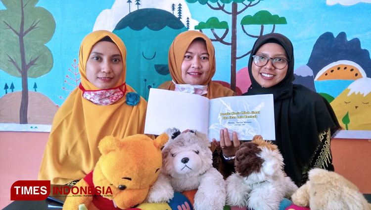 Ulwiyatur Rif’ah, Kasi Publikasi dan Promosi Dinas Perpustakaan Daerah (Perpusda) Kabupaten Lamongan (posisi tengah) didampingi Kak Fitriyah dan Kak Dita di ruang baca khusus anak, Selasa (03/11/2020) (Foto: Moch. Nuril Huda/TIMES Indonesia)