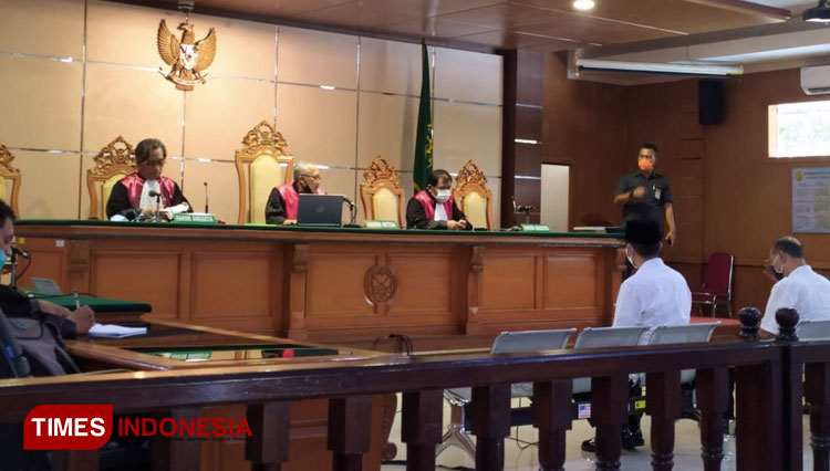 Suasana sidang vonis petinggi Sunda Empire di Pengadilan Negeri Klas I A Bandung, Selasa (27/10/20). (FOTO: Iwa/TIMES Indonesia)