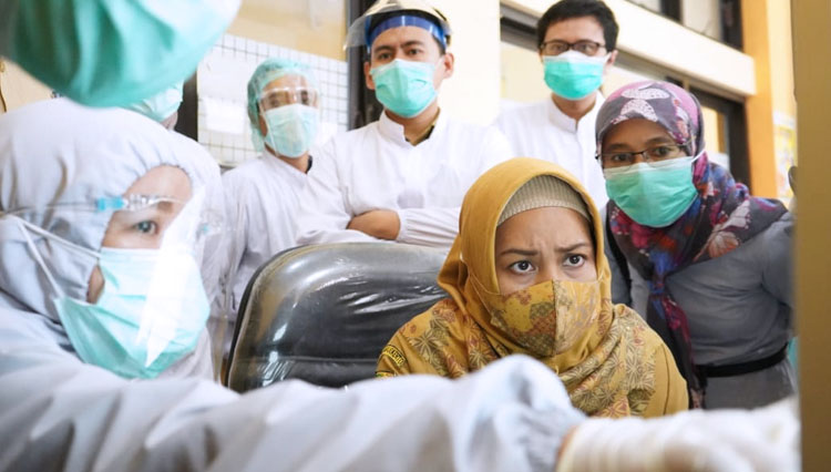 Wali kota Mojokerto, Ika Puspitasari saat pengecekan Aplikasi PCare di Puskesmas Mojokerto (Foto : Humas Pemkot Mojokerto)
