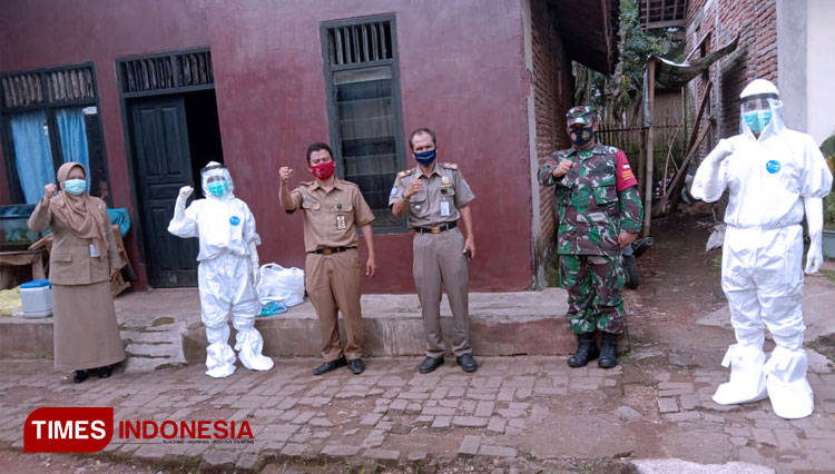 Petugas nakes melakukan swab didampingi Babinsa Cimanggu. (FOTO: Pendim Cilacap For TIMES Indonesia)