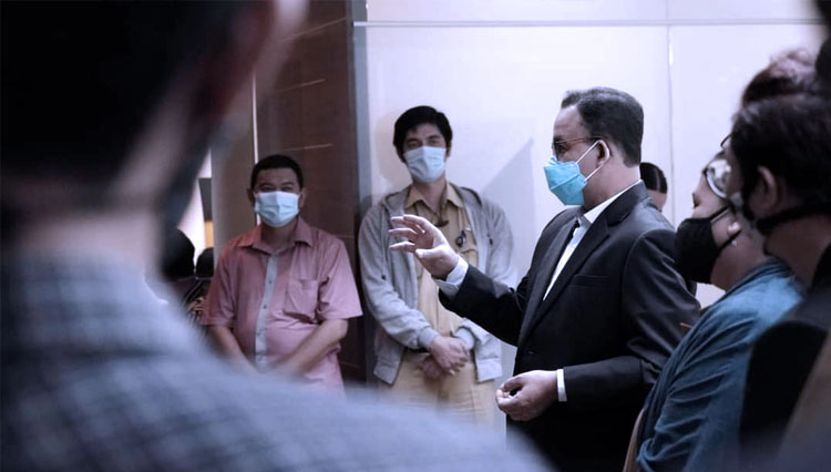 Anies Baswedan saat menemui para milenial membuat aplikasi JAKI, di Jakarta Smart City di lantai 3 Balaikota (FOTO: Humas Pemprov DKI Jakarta)