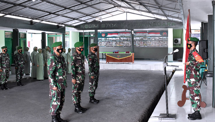 Dandim 0704/Banjarnegara Letkol Arh Sujeidi Faisal, ST MHan melepas tiga anggotanya untuk melaksanakan tugas teritorial di Wilayah Kodam XVIII Kasuari (FOTO: Pendim BNA for TIMES Indonesia)