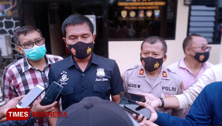 Plh. Kasat Reskrim Polresta Probolinggo, Iptu Joko Murdiyanto menyampaikan hasil labfor Polri soal penyebab kebakaran pabrik. (FOTO: Happy/TIMES Indonesia)