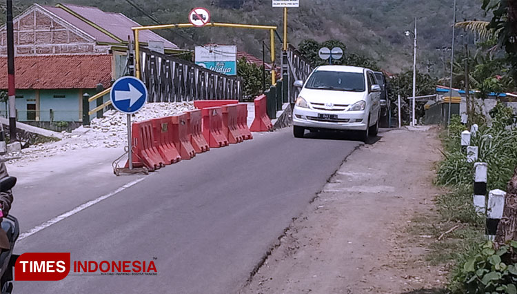 Kerusakan jembatan kenet Imogiri Bantul yang menyebabkan terganggunya arus lalu-lintas Bantul-Gunung Kidul (FOTO: Totok Hidayat/TIMES Indonesia)