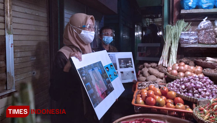 Komunitas fotografi CIPHOC saat menggelar karya fotografi sekaligus mensosialisasikan 3M kepada masyarakat, Rabu (4/11/2020). (FOTO: Khusnul Hasana/TIMES Indonesia)