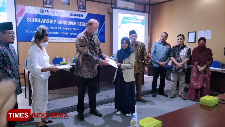 Pemberian beasiswa PT. Damen kepada 20 Mahasiswa Unipdu Jombang (FOTO: Rohmadi/TIMES Indonesia)