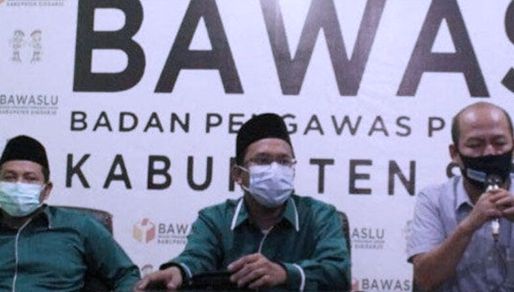 Komisioner Bawaslu Divisi Penindakan Penanganan Pelanggaran Pemilu, Agung Nugraha saat prescon bersama paslon Nomor urut 2, Gus Muhdlor-Subandi di kantor Bawaslu Sidoarjo beberapa pekan lalu. (foto: Rudy Mulya/TIMES Indonesia)