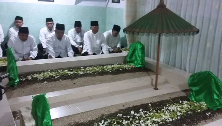 Bupati Malang, Rendra Kresna, didampingi Wakil Bupati Malang, Sanusi saat ziarah ke makam Sang Pendiri Malang, Ki Ageng Gribig.(foto: Merdeka.com)