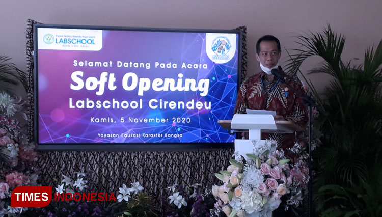 Ketua Umum Yayasan Edukasi Karakter Bangsa (EDUKARSA), Arissetyanto Nugroho dalam sambutan pembangunan sarana dan prasarana gedung SMP dan SMA Labschool Cirendeu. (FOTO: Moh Ramli/TIMES Indonesia)