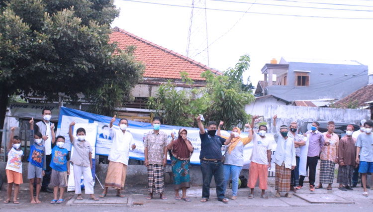 Kegiatan bagi masker di Daerah Pasar Kutisari, Surabaya, Rabu (4/11/2020). (FOTO: Dok. Pertamina)