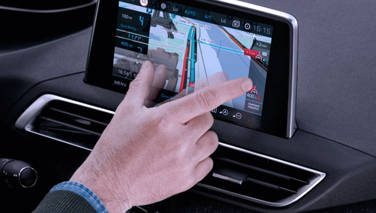 Pengoperasian navigasi di Peugeot SUV 5008 Allure Plus. (foto: Dok. Peugeot) 