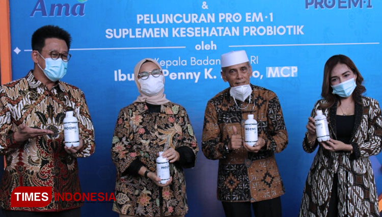 Kepala BPOM RI, Penny K Lukito Dua dari kiri) dalam peluncuran suplemen probiotik PRO EM-1. (FOTO: Ammar Ramzi/TIMES Indonesia)