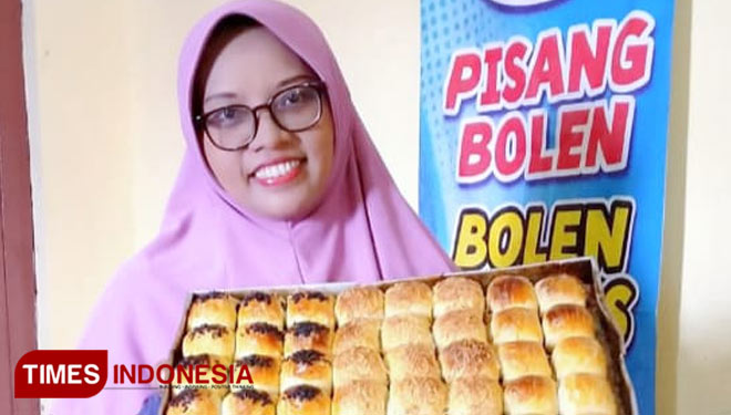 A girl of Madiun shows her banana puff pastry. (Photo: Aditya Candra/TIMES Indonesia)