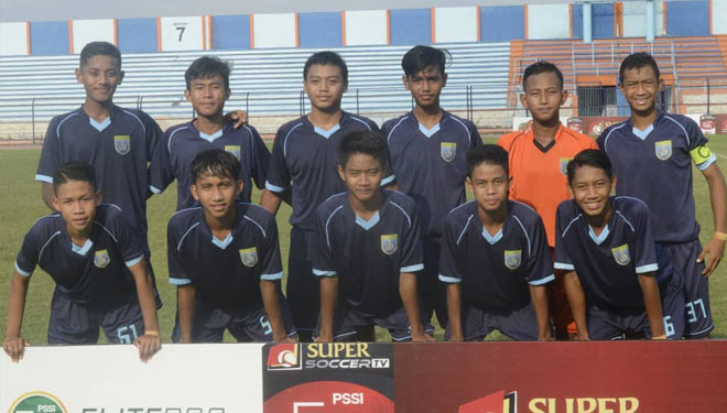Dustin Pratama Bramantio (berdiri ketiga dari kiri), saat sesi foto tim Persela U-16. (FOTO: Instagram @epapersela)