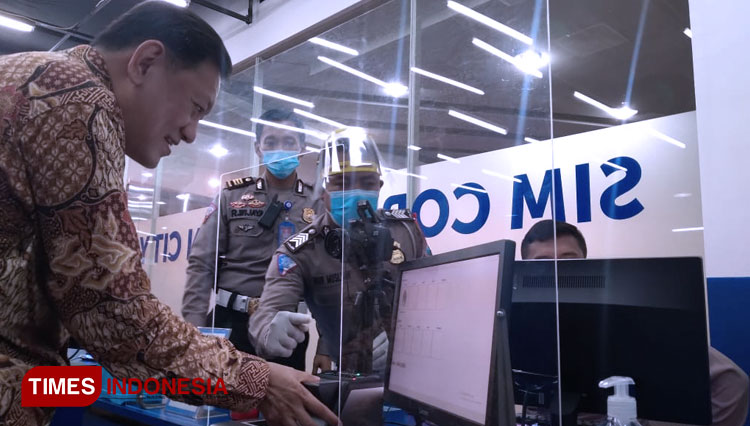 Pemohon SIM saat melakukan pengurusan SIM di SIM Corner Golden City Mall, Sabtu (7/11/2020). (Foto: Khusnul Hasana/TIMES Indonesia)