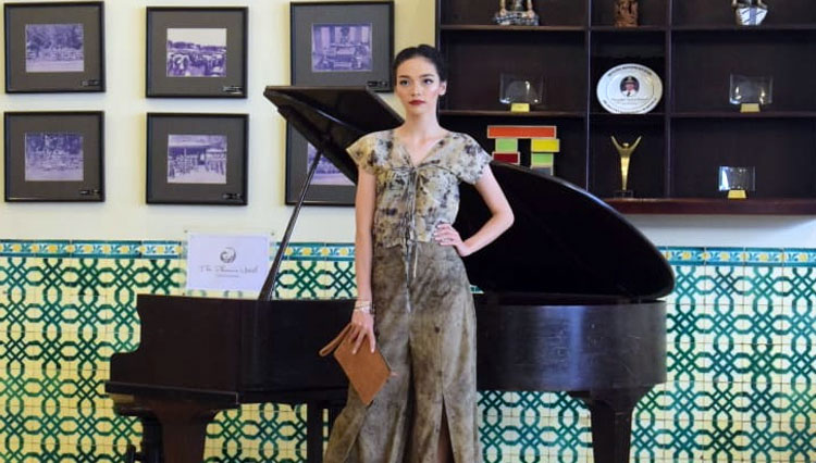 Seorang model membawakan busana yang dipamerkan pada Inspired by Her Fashion Show yang diadakan di The Phoenix Hotel Yogyakarta, MGallery (6/11/2020). ((Photo: Mgallery for TIMES Indonesia)