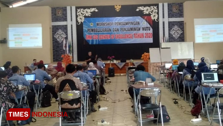 Perserta workshop pembelajaran sistem blok dan teaching factory di SMK Negeri Wanareja 1 Cilacap. (Foto: Rahmat Basuki for TIMES Indonesia)