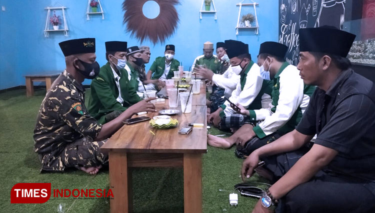 PAC GP Ansor Kabupaten Bangkalan menggelar rapat usai terjun ke lapangan menelusuri kelangkaan pupuk bersubsidi. (FOTO: Doni Heriyanto/TIMES Indonesia)