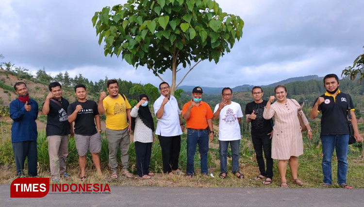 Petani Porang Desa Selur Ngrayun Ponorogo bersama Investor dari Jepang. (Foto: Ishar/TIMES Indonesia)