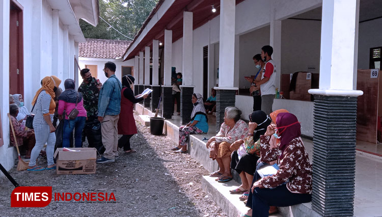 Warga Dusun Kalitengah Lor yang tinggal di barak pengungsian Komplek Balai Desa Glagaharjo, Cangkringan, Sleman. (Foto: Fajar Rianto/TIMES Indonesia)