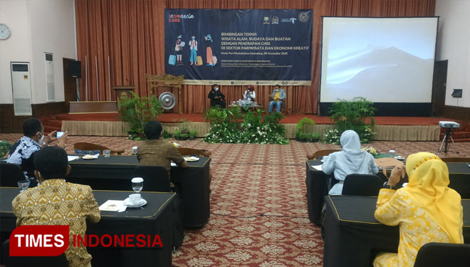 Sejumlah komunitas UMKM, pengusaha hotel, restoran bersama pelaku seni budaya di Sumedang Ikuti Bimtek Wisata Alam, Budaya dan Buatan dengan Penerapan CHSE. (FOTO: Alan Dahlan/TIMES Indonesia) 