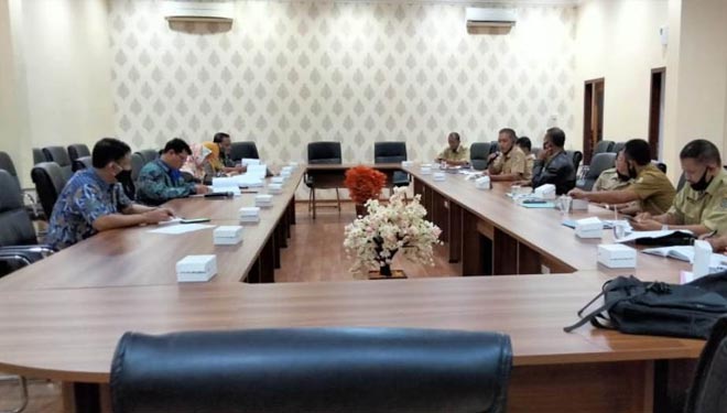 Pimpinan dan anggota Komisi A ketika hearing membahas Ranperda APBD Tulungagung Tahun Anggaran 2021 bersama camat se-Tulungagung, Senin (9/11/2020). (Foto: Dokumen DPRD Tulungagung)