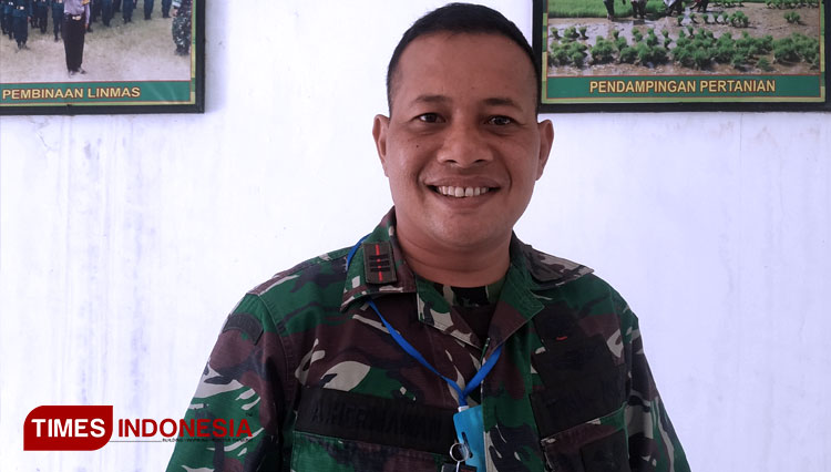 Danramil 1004/Tanjungsari Kapten Infanteri Agus Hermawan saat diwawancara wartawan (FOTO: Alan Dahlan/TIMES Indonesia)