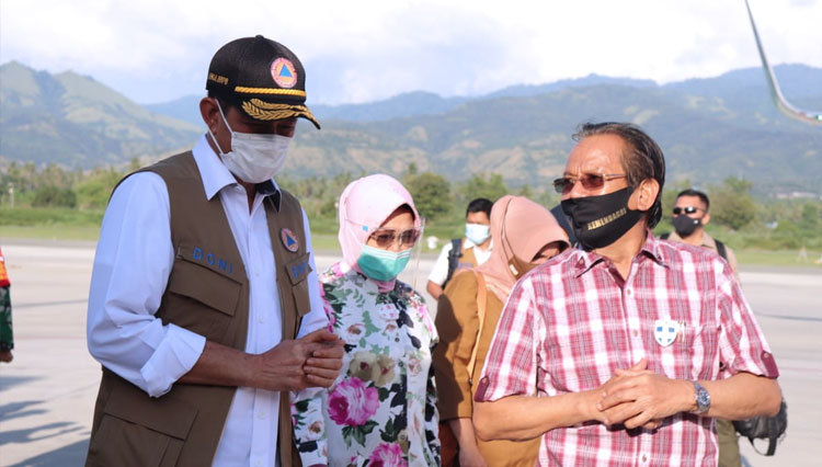Kepala BNPB Pusat Letjen TNI Doni Monardo bersama Gubernur Sulteng Longki Djanggola di Bandara Mutiara Sis Aljufri Palu. (Foto: Humas Pemprov Sulteng for TIMES Indonesia)