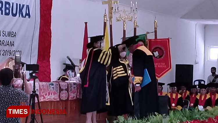 Rapat terbuka senat dalam rangka wisuda sarjana angkatan IV periode II dan Dies Natalis Unkriswina Sumba ke-23 di Gedung Nasional UT Marisi Waingapu. (FOTO: Habibudin/TIMES Indonesia)