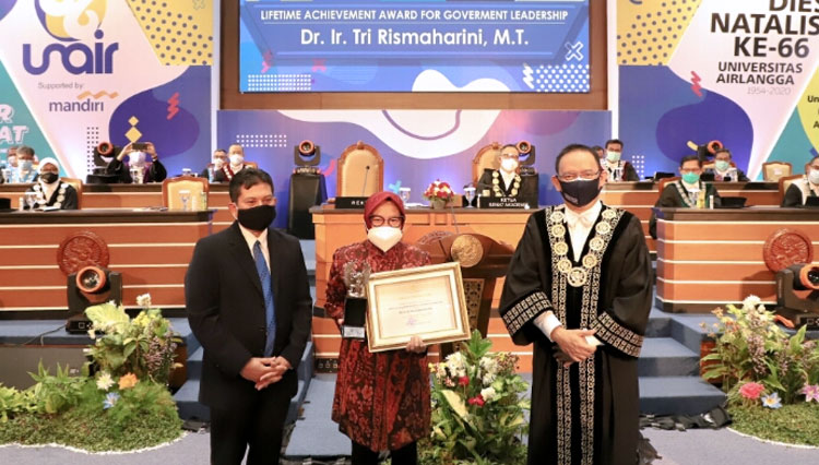 Penyerahan penghargaan oleh Universitas Airlangga Surabaya kepada Wali Kota Risma. (Foto: Humas Pemkot Surabaya for TIMES Indonesia)