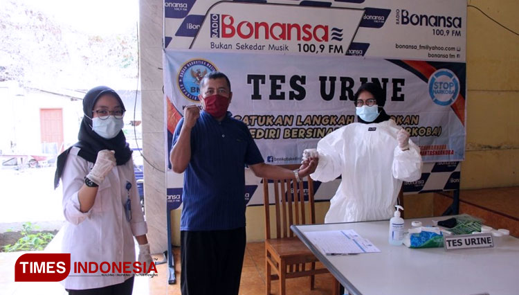 Tes urine mandiri pada karyawan, bekerjasama dengan BNN Kota Kediri. (FOTO: AJP TIMES Indonesia)
