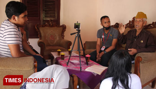 Komunitas Album Sejarah Indonesia sedang berkunjung ke rumah veteran. (Foto Rully Agassy for TIMES Indonesia)