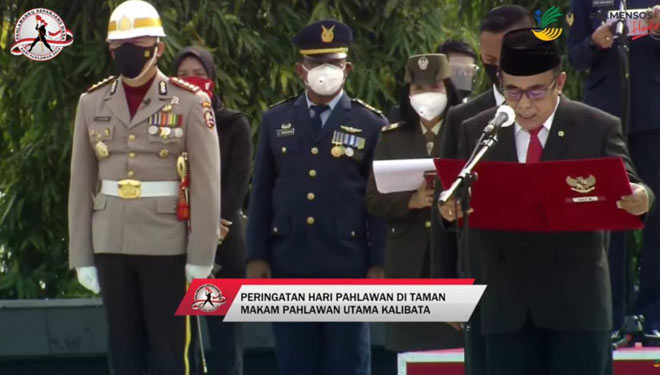 Menteri Agama Fachrul Razi saat memimpin doa dalam upacara peringatan Hari Pahlawan di TMP Kalibata, Senin (10/11). (Foto: Dokumentasi Kemenag)