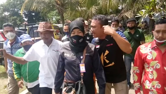 Seorang pria memprotes Panwaslu Kecamatan Genteng. (FOTO: tangkapan layar video)