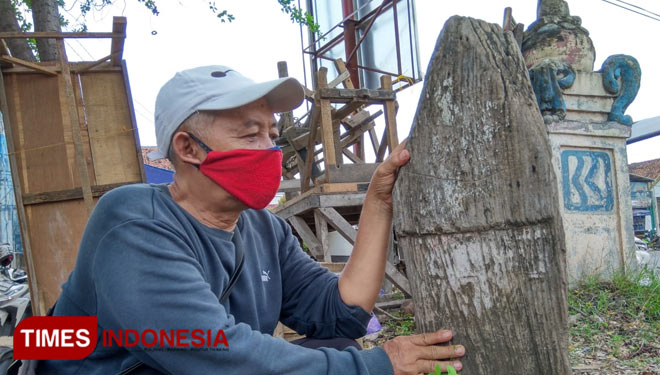 Kuntarso saat menunjukan Patok Soekarno di Jatibarang Indramayu.(Foto: Muhamad Jupri/TIMES Indonesia)