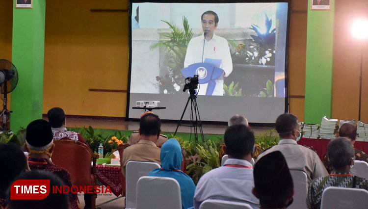 Penyerahan sertifikat tanah secara serentak yang digelar secara virtual. (Foto: Totok Hidayat/TIMES Indonesia)