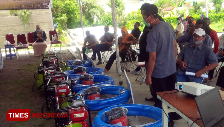 Para petani Kota Batu yang mendapatkan bantuan pompa air konversi yang bisa menggunakan bahan bakar gas. (Foto: Muhammad Dhani Rahman/TIMES Indonesia)