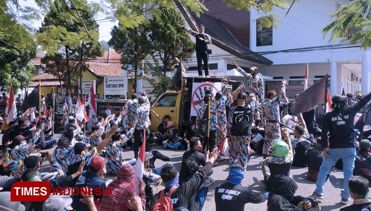 Ketua LSM GMBI Distrik Sumedang, Yudi Tahyudin Sunardja saat Pimpin Unras di Sumedang (FOTO: Alan Dahlan/TIMES Indonesia)