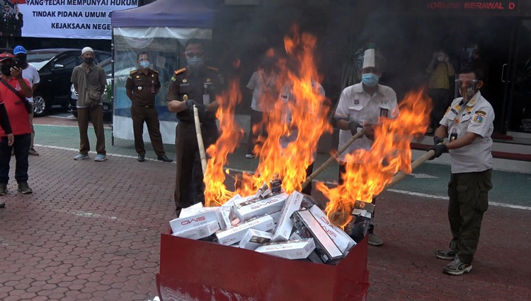 Kegiatan pemusnahan barang bukti di Kejari Jakarta Utara pada Rabu (11/11/2020). (Foto: Kominfotik Jakarta Utara)