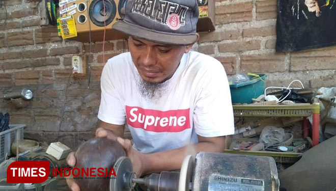 Yono panggilan akrab Pito Cahyono saat berkreasi memanfaatkan batok kelapa di jadikan aneka ragam perabot rumah tangga (Foto: Evita Mukharomah/TIMES Indonesia )