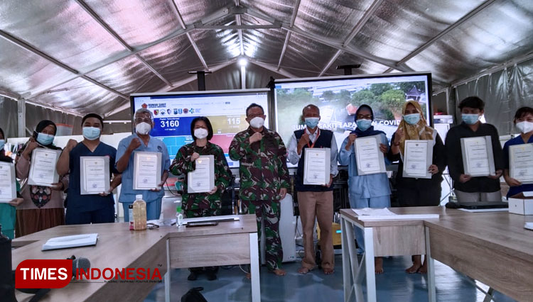 Foto : Laksamana Pertama dr. I Dewa Gede Nalendra Djaya Iswara, Sp.B., Sp.BTKV bersama perwakilan tenaga medis usai memperoleh penghargaan dari Menkes RI, Rabu (11/11/2020). (FOTO: Lely Yuana/TIMES Indonesia)