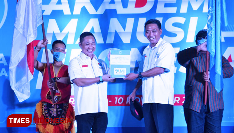(ki-ka) Ketua Umum Partai Gelora Anis Matta menyerahkan SK AMI kepada Ketua Umum DPW Partai Gelora Jatim Muhamad Sirot SAg di Hotel Majapahit, Surabaya, Selasa (10/11/2020) malam. (Foto: Lely Yuana/TIMES Indonesia)