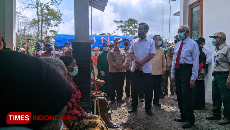 Gubernur DIY Sultan HB X ketika meninjau Barak Pengungsian Glagaharjo Cangkringan. (Foto: Fajar Rianto/TIMES Indonesia)