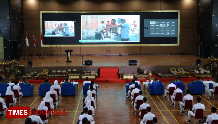 Siswa SMA Pradita Dirgantara menyimak penjelasan dan sosialisasi penerimaan Taruna/Taruni Akademi Angkatan Udara yang digelar di Auala SMA Pradita Dirgantara. (foto: Humas SMA Pradita Dirgantara/TIMES Indonesia))